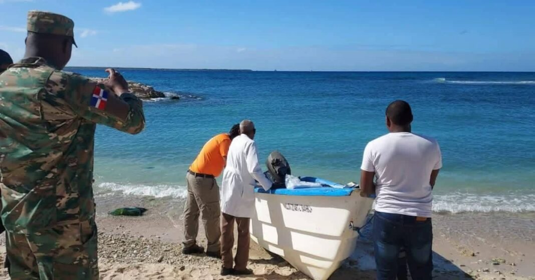 Defensa Civil rescata cadáver de hombre ahogado en la playa Caleta, La Romana.