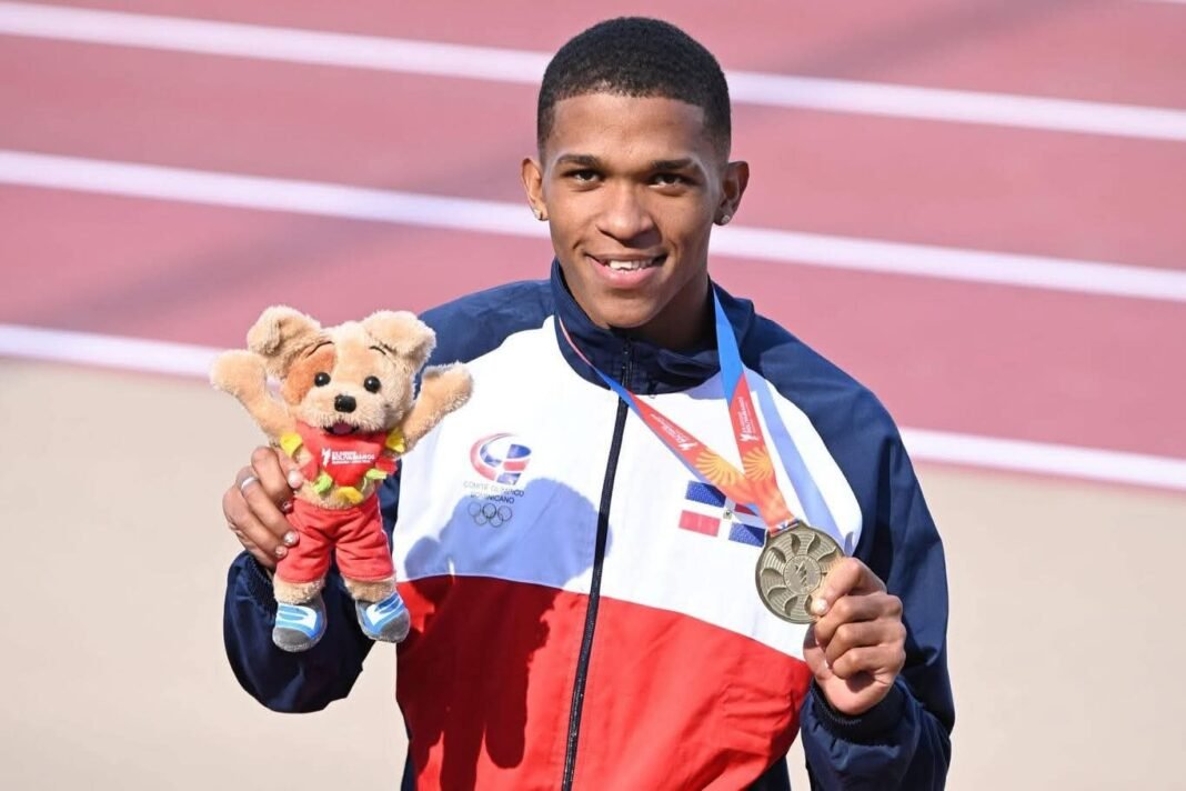 Yeral Núñez llena de orgullo a La Romana con oro en los 400 metros con vallas.