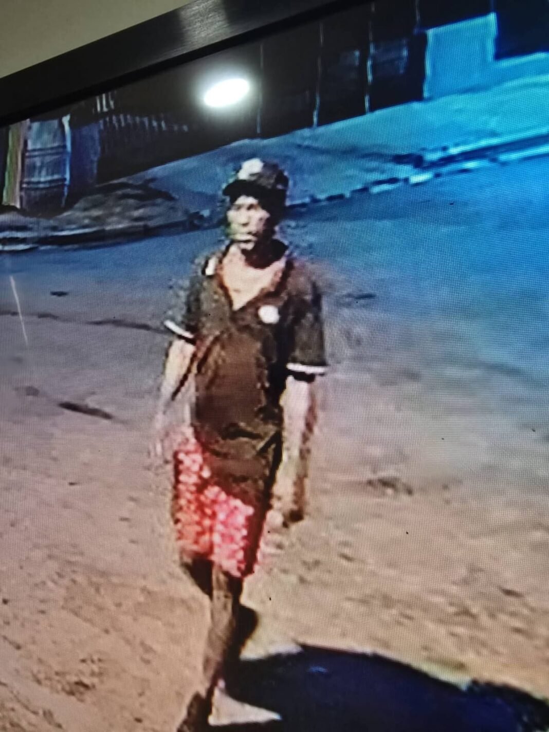 Residentes de Las Piedras denuncian ola de robos a vehículos; sujeto rompe cristales y sustrae pertenencias.