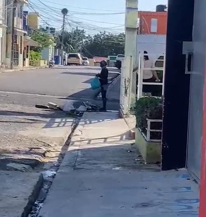 Ciudadano cuestiona acción contra mujer con aparentes trastornos mentales.