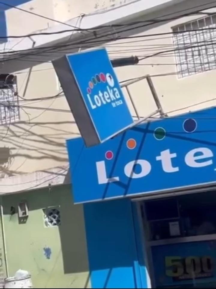 Denuncian letrero en mal estado que representa peligro en banca Loteka de Villa Verde.