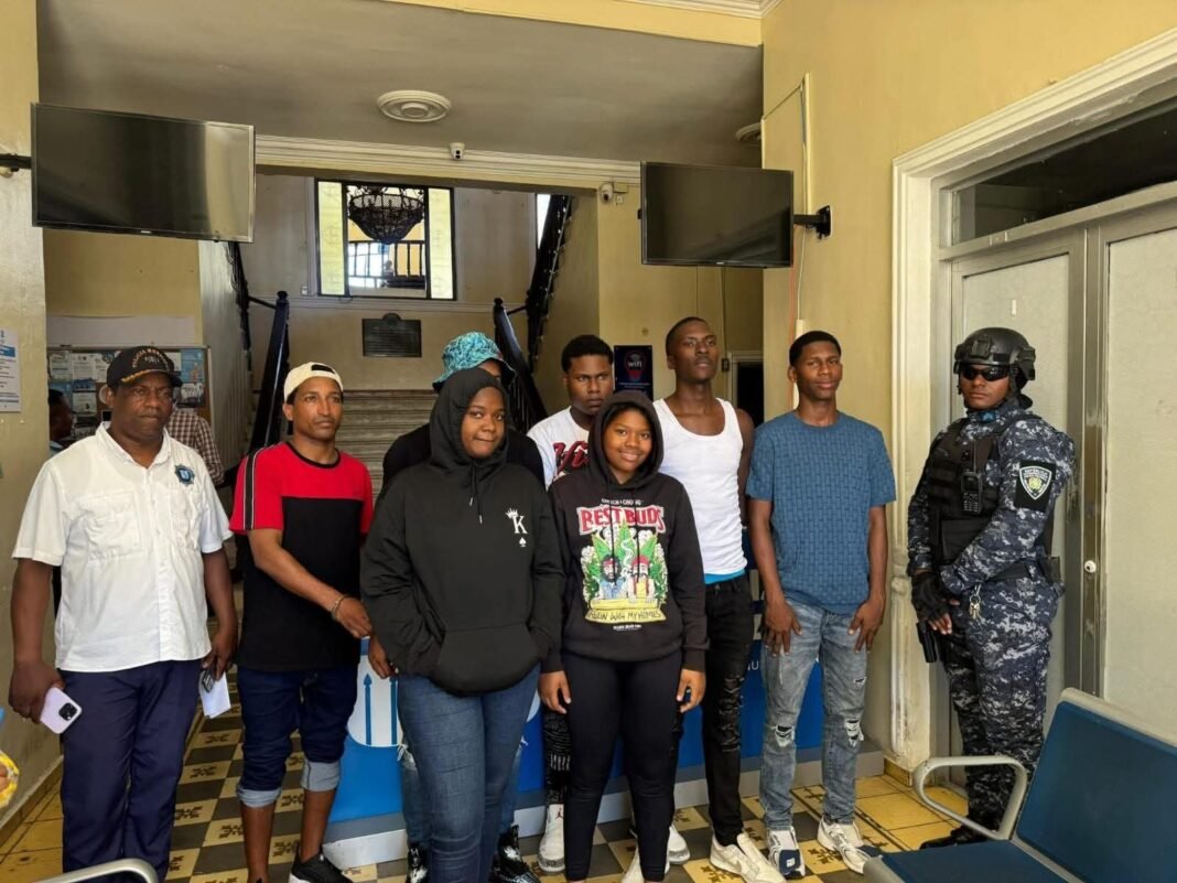 Ordenan labor comunitaria a siete fanáticos por altercado en el Polideportivo Eleoncio Mercedes.