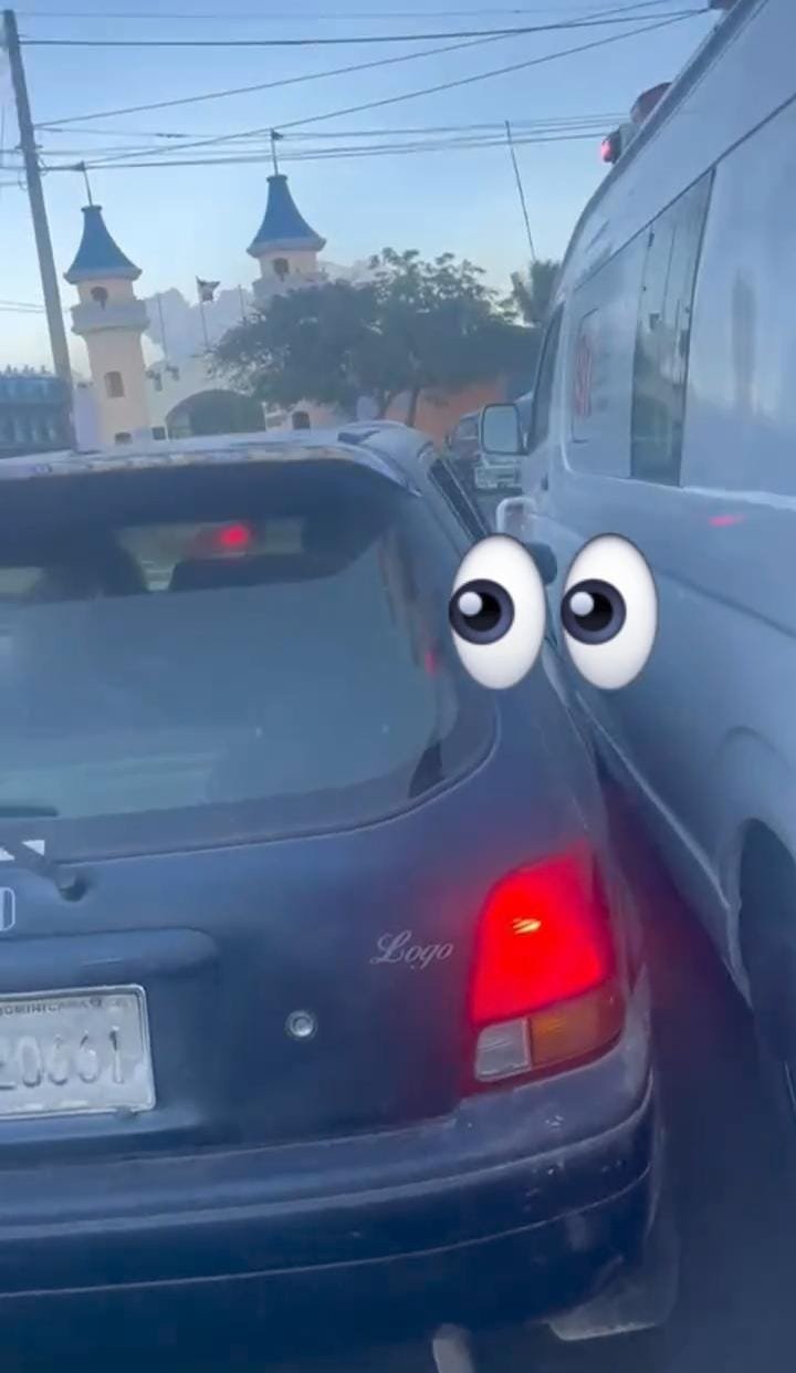 Ambulancia del 9-1-1 es impactada mientras trasladaba paciente en estado grave.