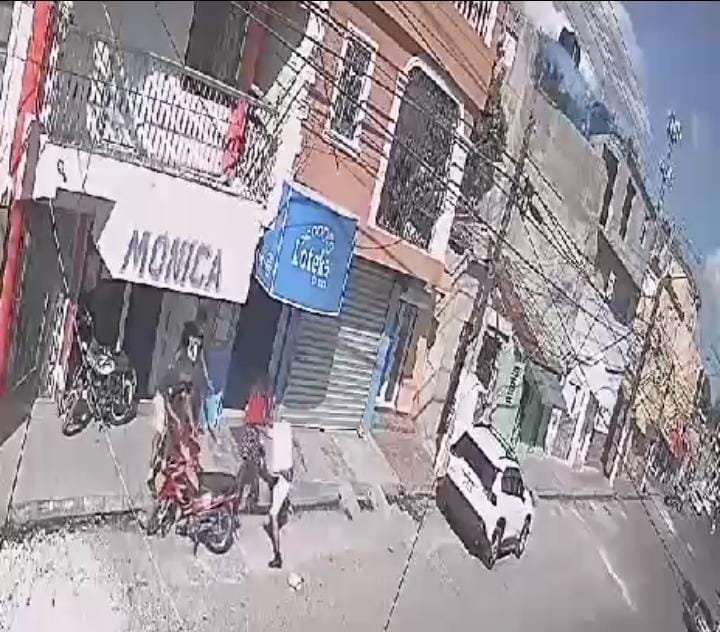 Incidente entre dos jóvenes en Savica es captado en video.