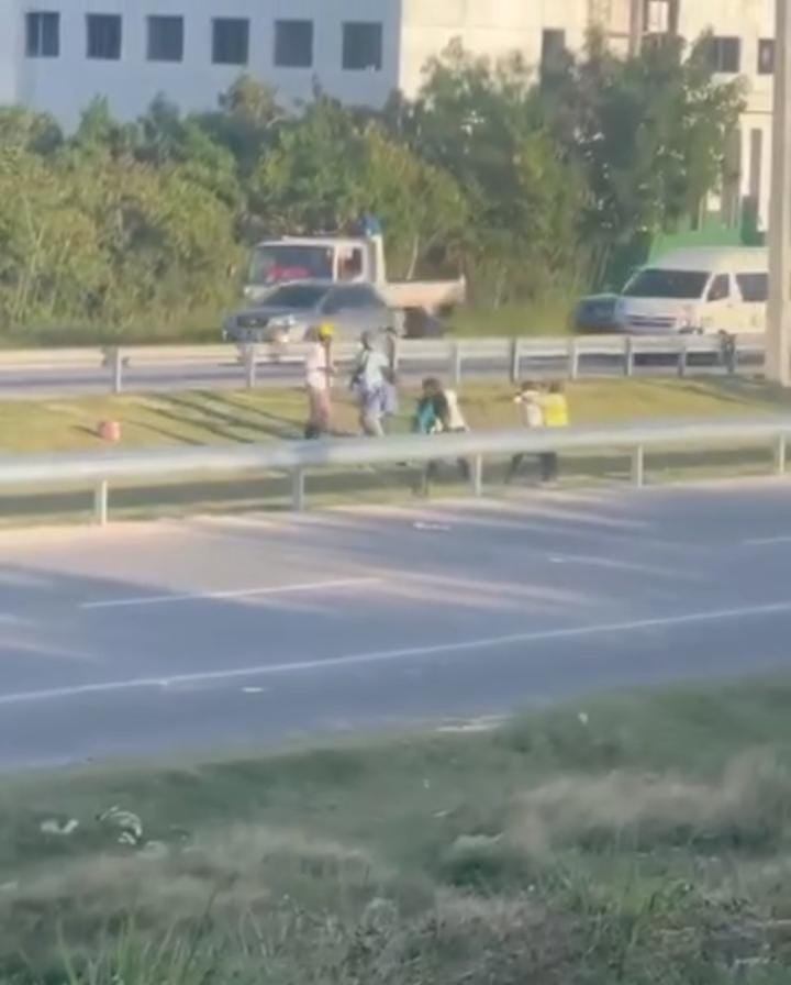 REGIONAL – Pelea entre varios hombres en el bulevar turístico de Bávaro queda captada en video.