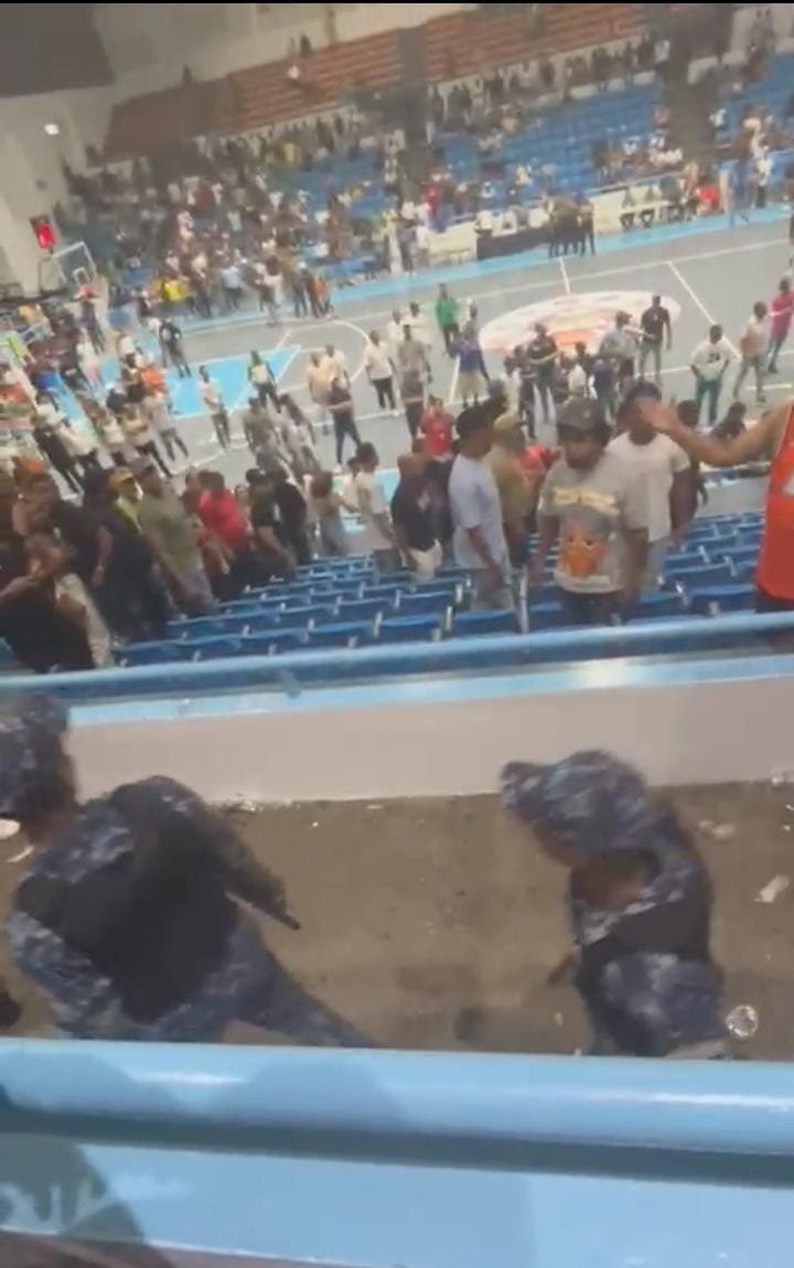 Tensión en torneo superior de baloncesto en La Romana: Incidente entre fanáticos deja varios detenidos.