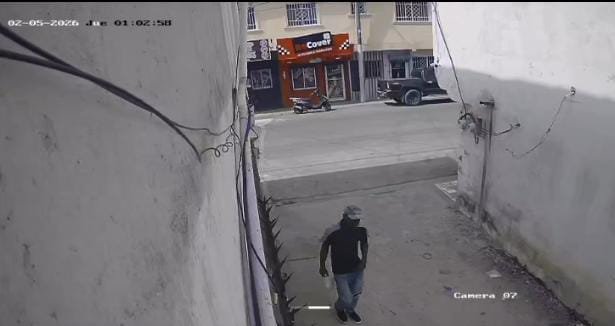 Video capta robo de laptop en negocio del sector Quisqueya Vieja.