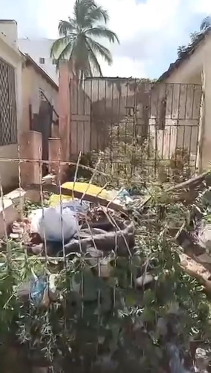Denuncian vivienda abandonada convertida en vertedero improvisado en sector San Carlos.