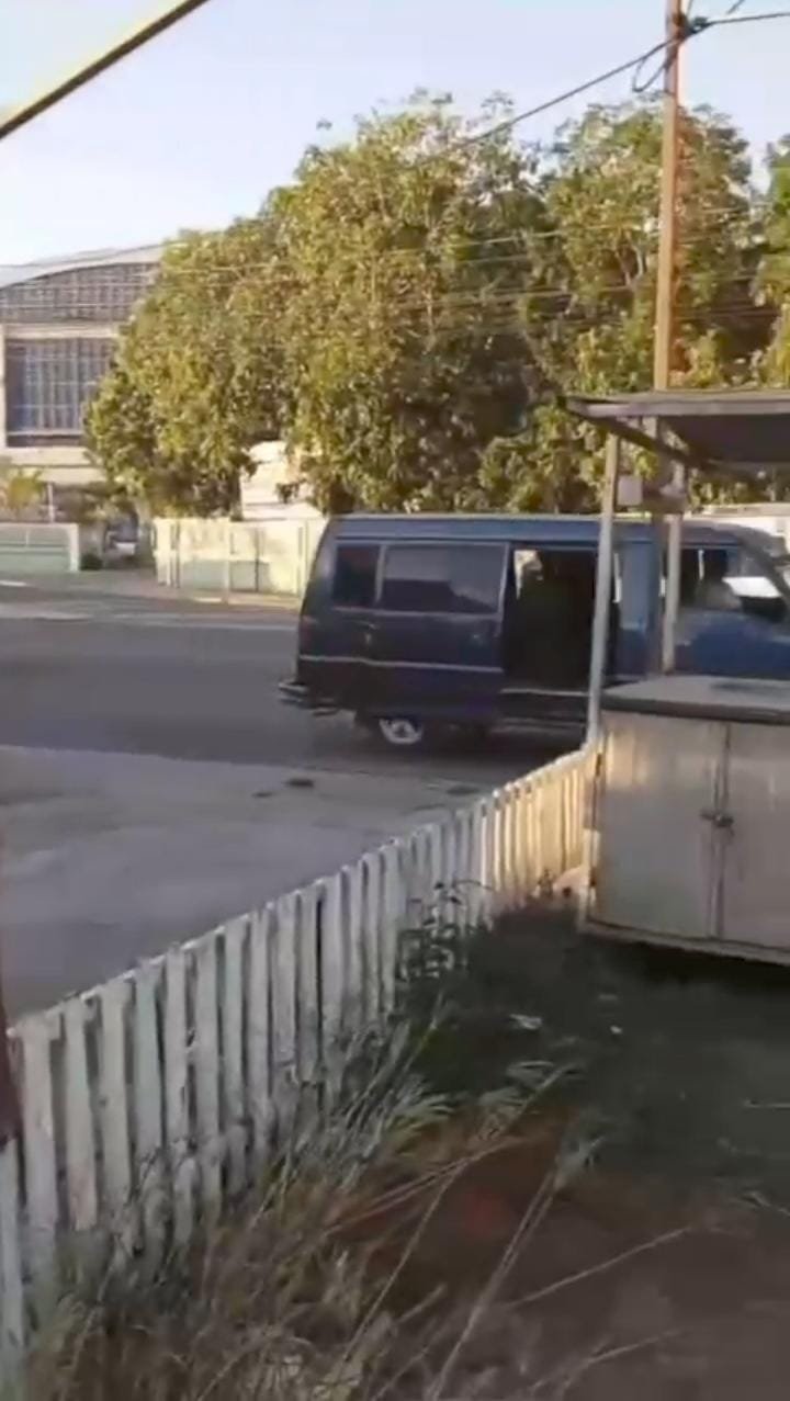 Ciudadano denuncia abandono en la entrada oeste de La Romana y exige intervención de autoridades.