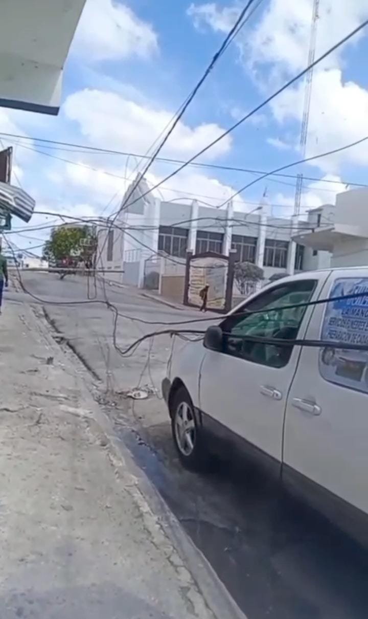 Camión tipo furgón derriba poste del tendido eléctrico en la calle Independencia; tránsito afectado.