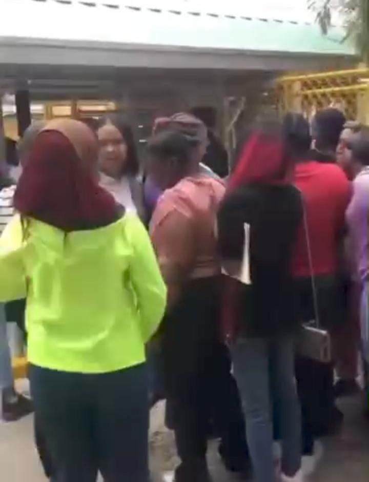 Cientos de jóvenes enfrentan frustración tras jornada de búsqueda de empleo en La Romana.