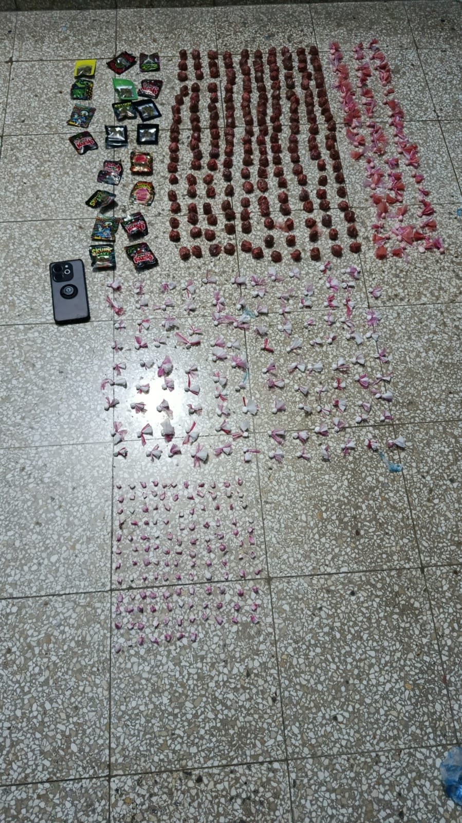 Policía desmantela punto de drogas en Villa Hermosa; incautan más de 500 porciones