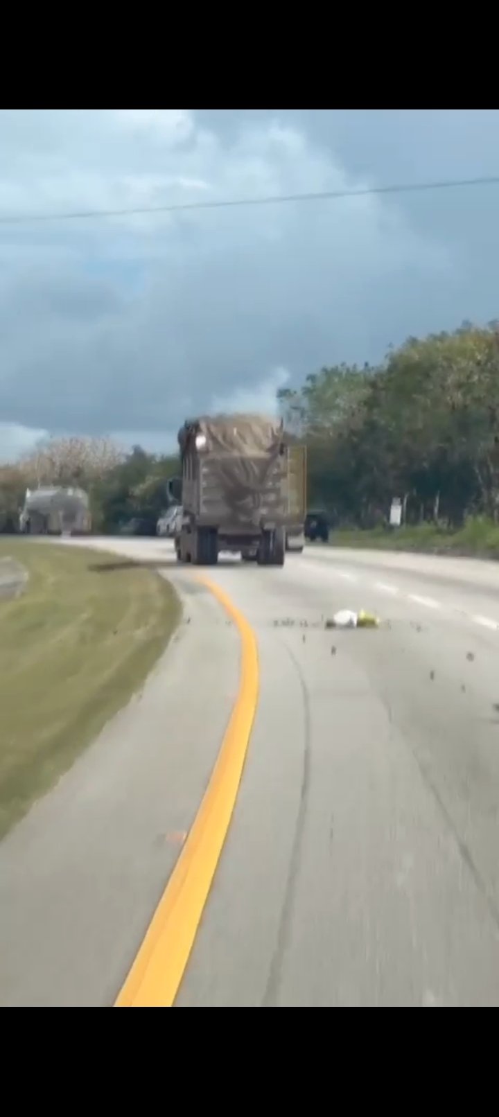 Denuncian que camiones del Ayuntamiento de La Romana riegan basura en carreteras rumbo al vertedero.