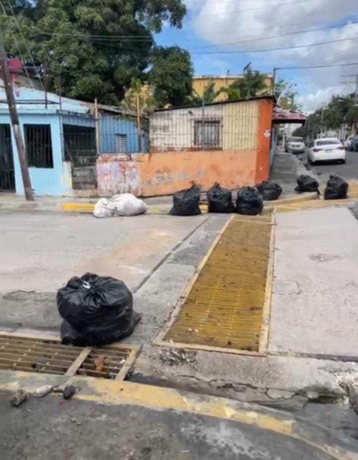 Ciudadano destaca limpieza de imbornales realizada por la Alcaldía para prevenir inundaciones en La Romana.