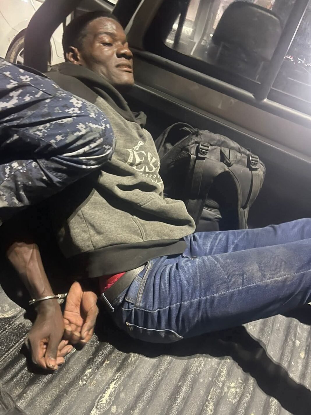 Sorprenden hombre presuntamente robando en negocio del distrito de Cumayasa.