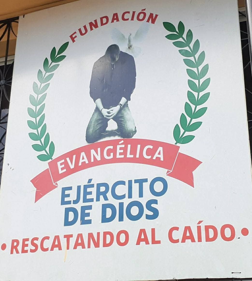 Desconocidos intentan incendiar fundación que ayuda a jóvenes con adicciones en La Romana.