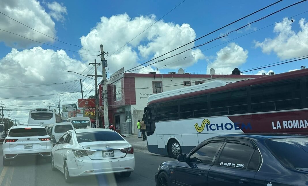 Ciudadanos Denuncian que SICHOEM genera caos en el tránsito frente a la UFHEC en Villa Hermosa.