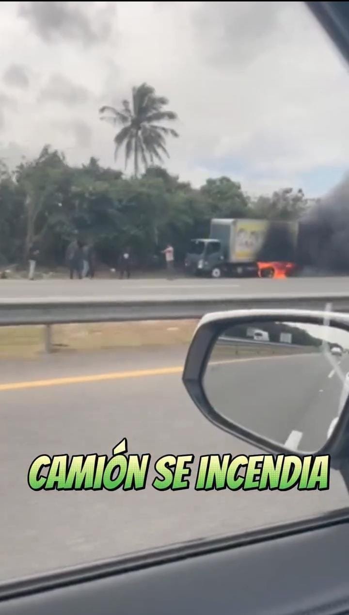 Reportan camión incendiándose en la Autovía del Este.