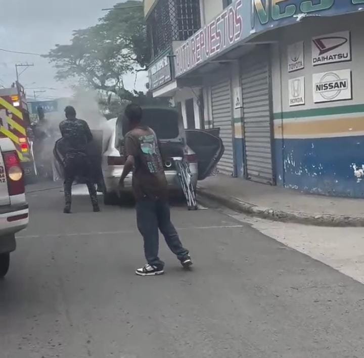 REGIONALES / Vehículo de agente policial se incendia en calle Palo Hincado en Hato Mayor.