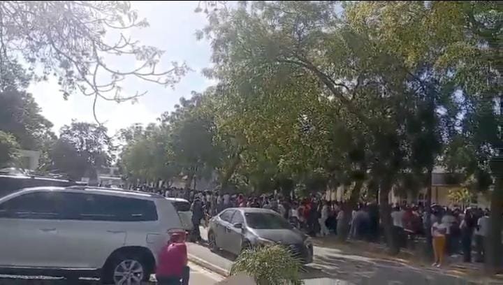 Ciudadana denuncia larga fila en INFOTEP de La Romana para optar por empleo.