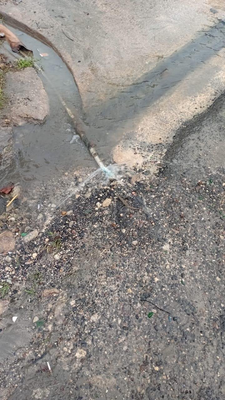 Denuncian daños en tubería en Villa Pereira por paso de camiones recolectores de basura.