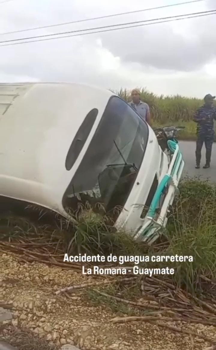 Guagua pierde el control y termina en cuneta en la carretera La Romana–Guaymate.