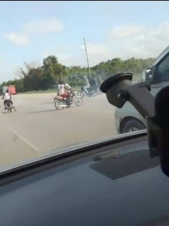 Videos muestran cómo jóvenes detenían el tránsito para realizar carreras clandestinas en la Autovía del Este.