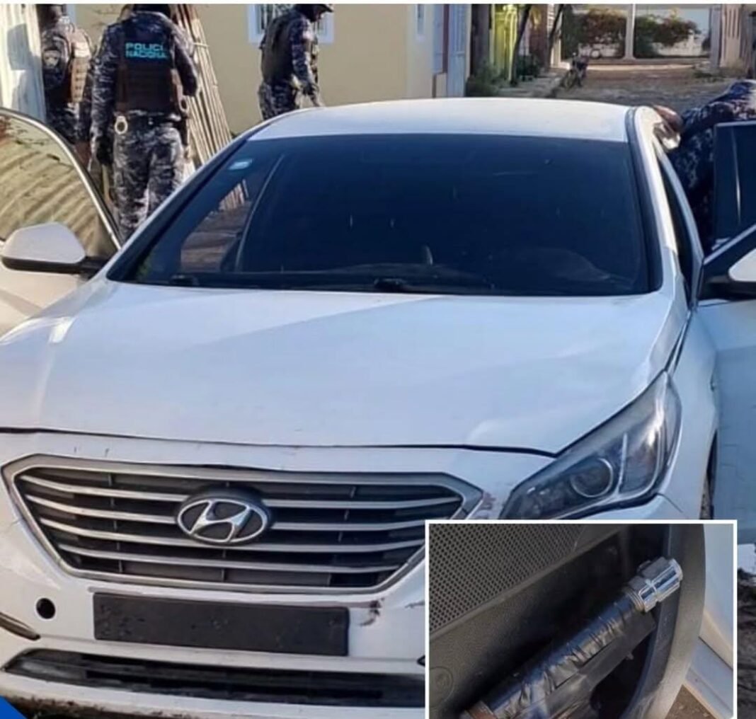 Policía ocupa arma artesanal y prendas dentro de vehículo abandonado en Villa Hermosa.