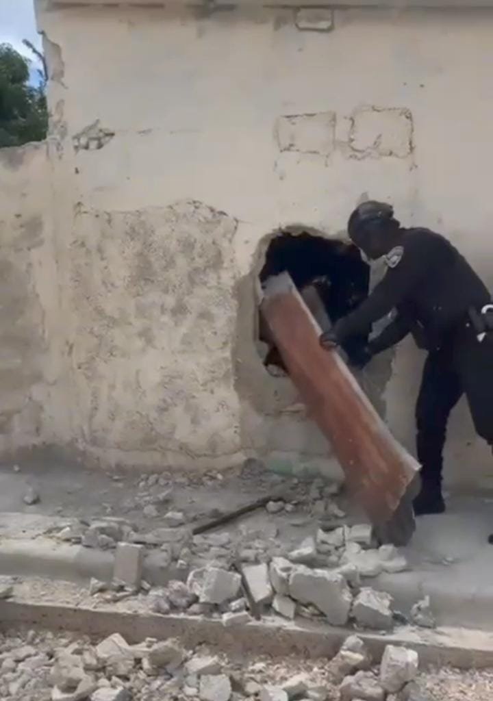 Policía desmantela presunto punto de drogas en Villa Hermosa y ocupa varias porciones de sustancias controladas.