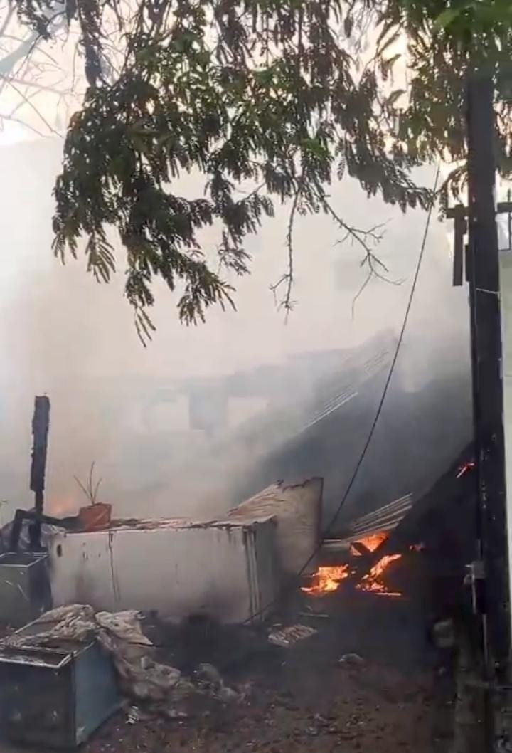Incendio afecta vivienda de madera en Caleta, La Romana.