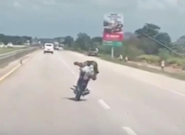 Motociclista pierde el control tras realizar maniobra peligrosa en la Autovía del Este.