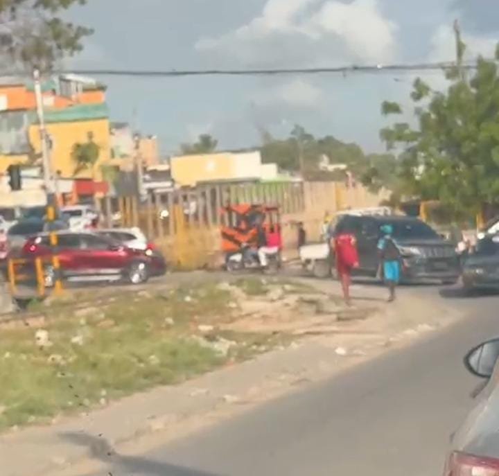 Ciudadano denuncia conductores imprudentes en cruce ferroviario de San Carlos en La Romana.