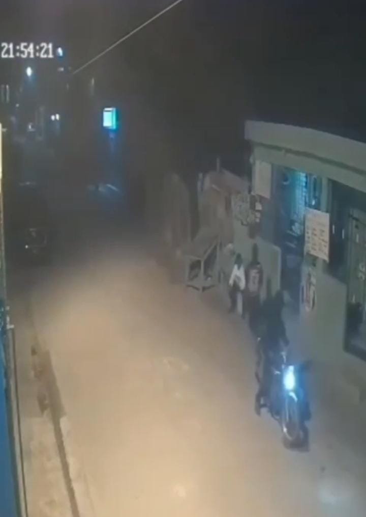 Atraco en Villa Hermosa: joven despojado de su teléfono frente a su hogar.