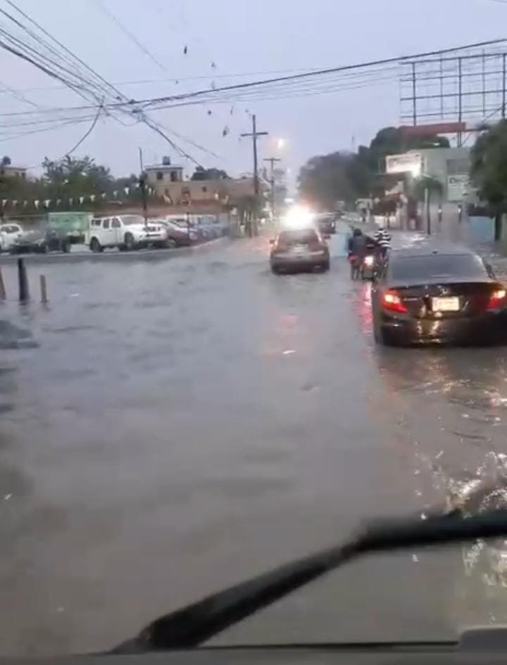 Reportan fuerte inundación en la avenida Caamaño en La Romana.