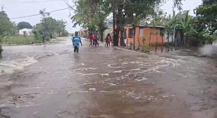 Reportan acumulación de agua en varios sectores de Guaymate tras lluvias.