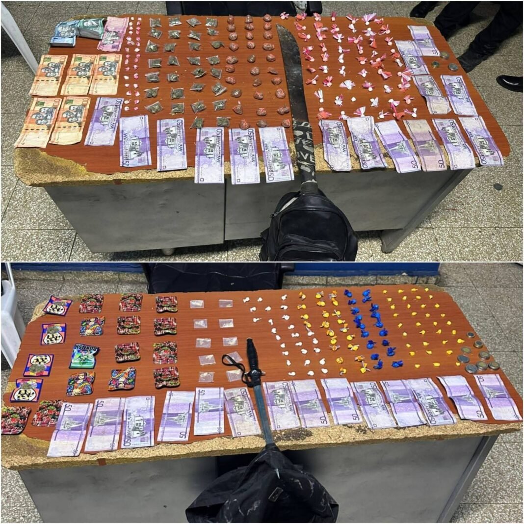 Policía desmantela tres puntos de drogas en Villa Hermosa; hay dos detenidos y 273 porciones ocupadas.