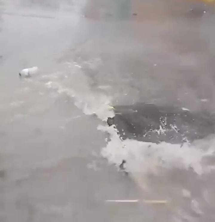 Continúan problemas en la Héctor P. Quezada; lluvias amenazan nuevamente el asfalto recién intervenido.