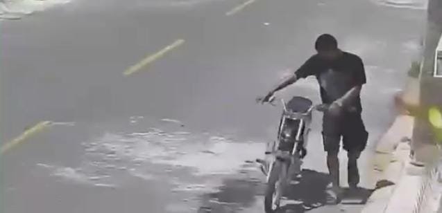 Captan en cámara el robo de una motocicleta en Romana del Oeste.