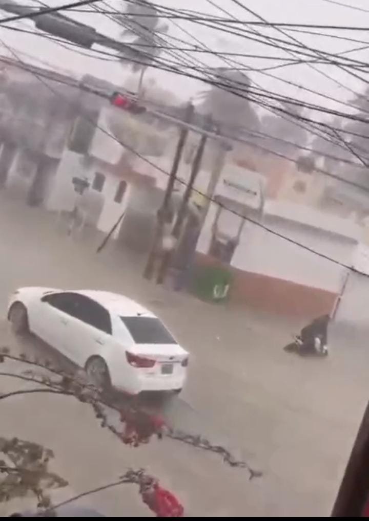 Fuertes inundaciones afectan principales vías de La Romana; conductores quedan varados.