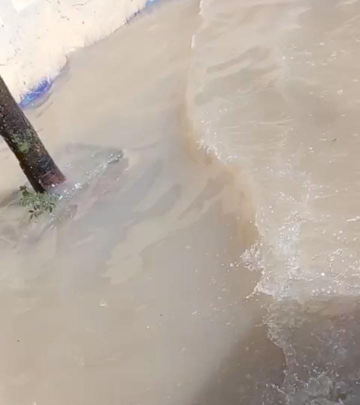 Continúan reportes de inundaciones en La Romana; calle Sagrario Díaz queda totalmente anegada.