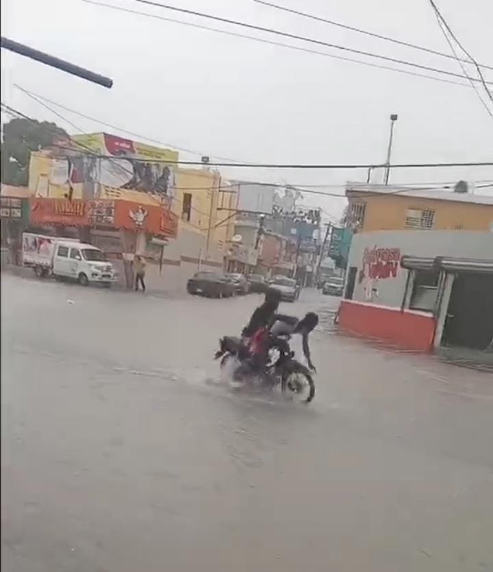 Motociclistas sufren accidente en medio de inundaciones en La Romana.