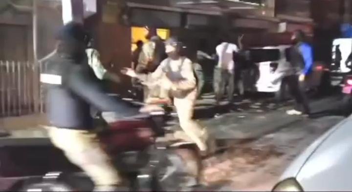 Tensión en Villa Lacrán: reportan enfrentamiento durante operativo migratorio.