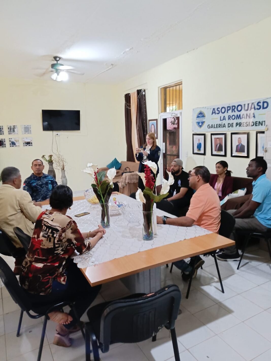 Francisco Paredes y Cesilia Fabre gestionan corredor de seguridad para la UASD-Romana junto a la Policía Nacional.