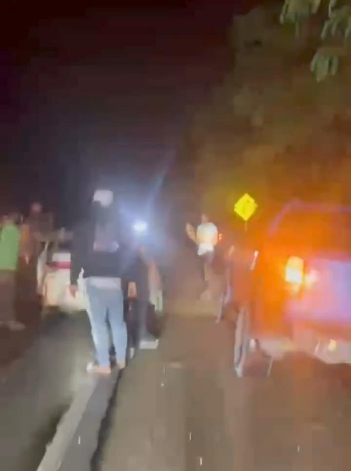 Colisión entre carro y camioneta en la subida del puente al peaje de La Romana.