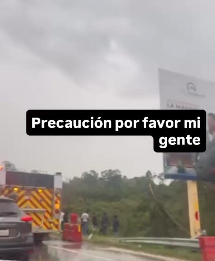 Yipeta se desliza en la Autopista del Coral en medio de lluvias; conductora sale ilesa.