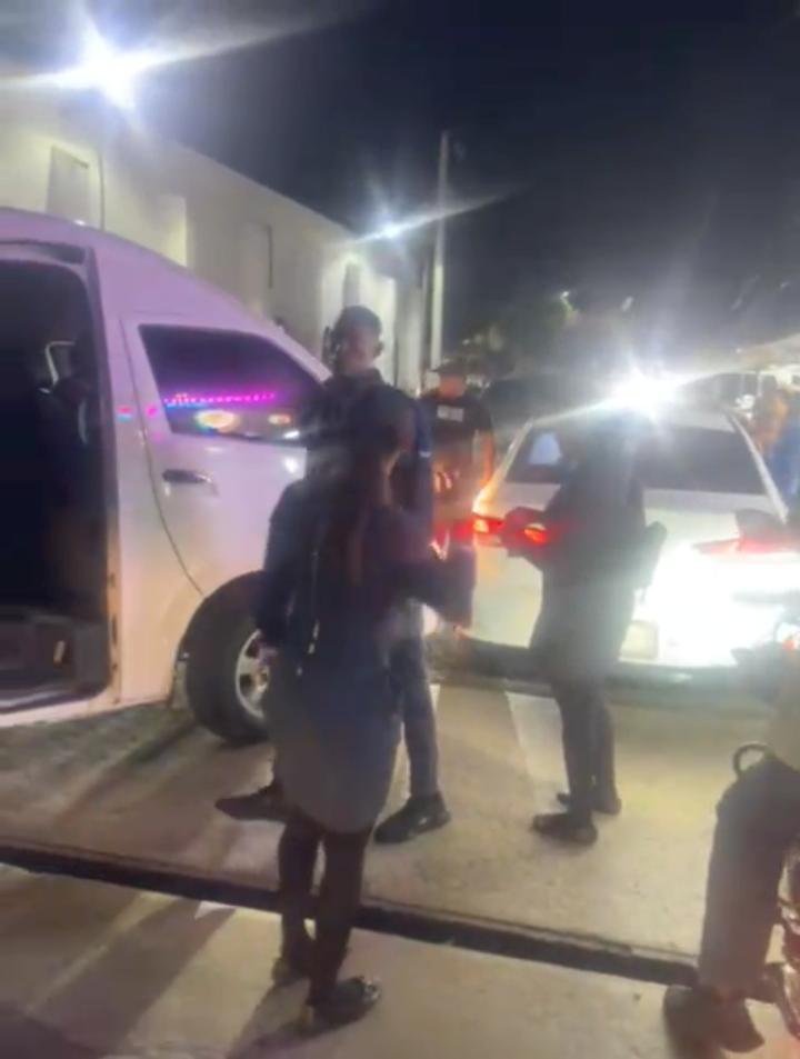 Denuncian conductor mal estacionado que obstruyó el tránsito y agredió a chofer en La Romana.