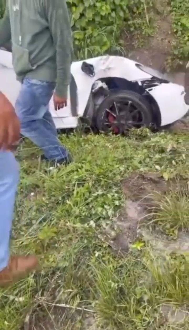 Vehículo se sale de la vía y choca contra zona boscosa en San Pedro de Macorís.