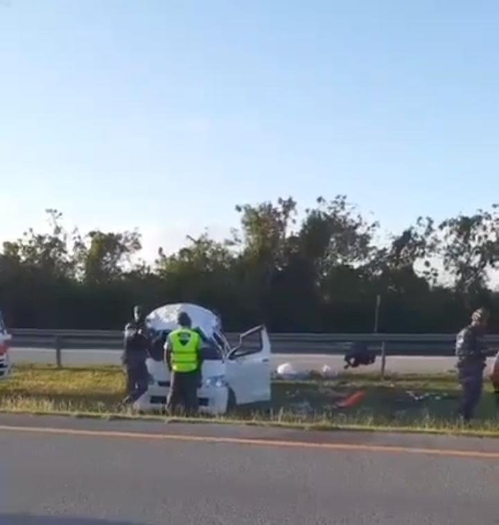 Camioneta cargada de bebidas se vuelca en la Autovía del Coral.