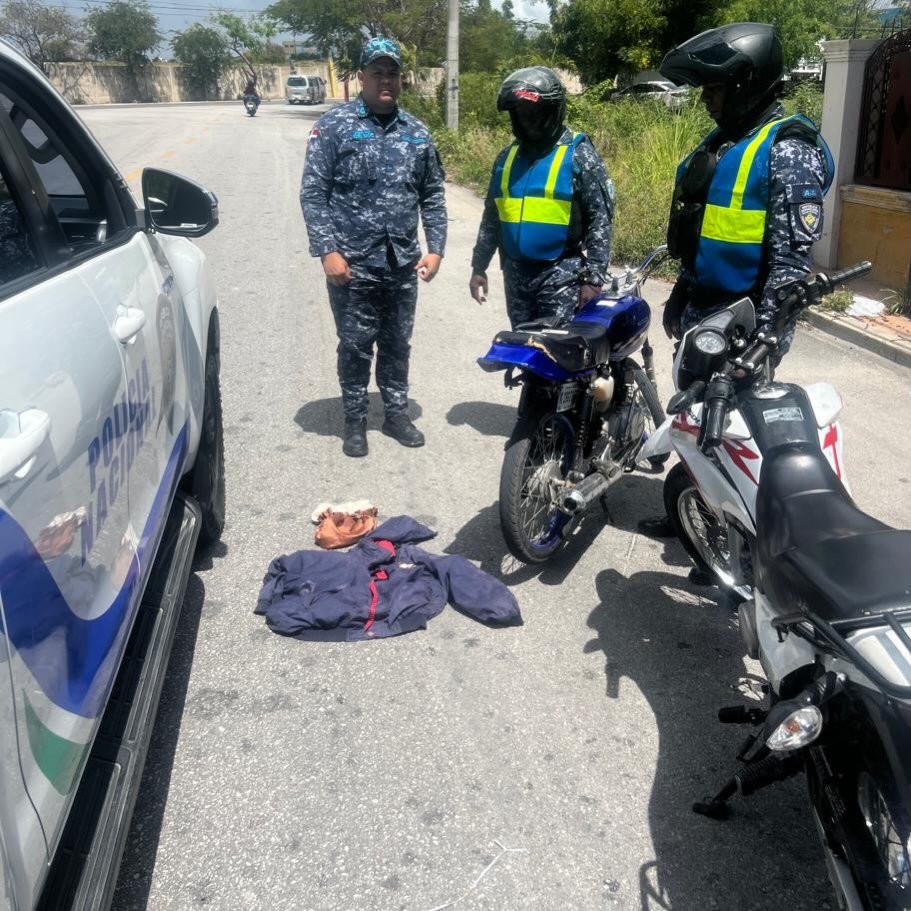Patrulleros policiales frustran presunto atraco en Vista Catalina; antisociales abandonan motocicleta y documentos.