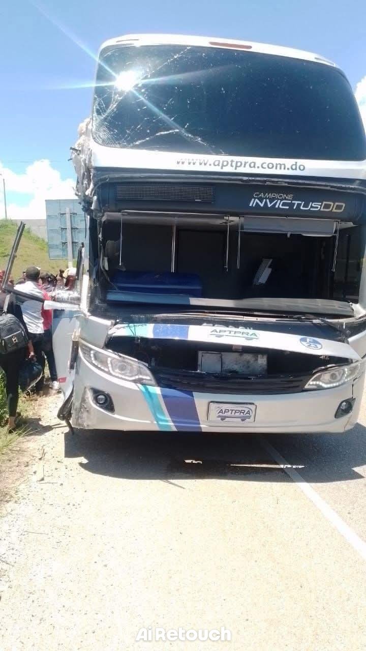 Colisión entre autobús y camión en la Circunvalación de San Pedro de Macorís.